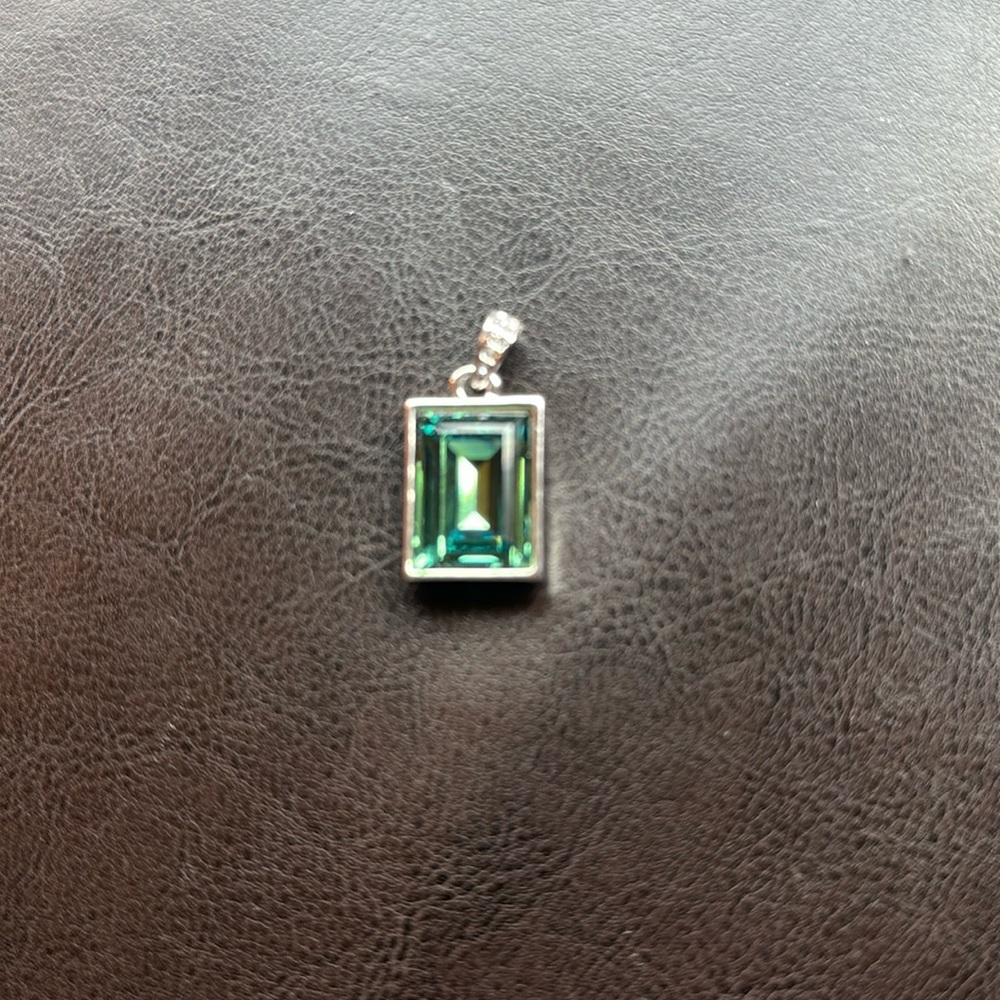 Silver tone, Emerald color stone pendant.
